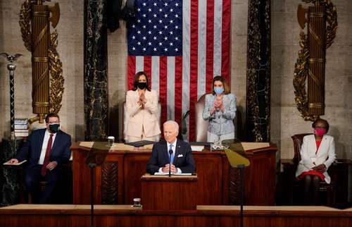 Joe Biden dio ayer un discurso ante el Congreso estadunidense en la víspera de cumplir 100 días de gobierno, y fue la primera vez en la historia que un mandatario brinda el informe con dos mujeres detrás de él: la vicepresidenta Kamala Harris, en su papel de presidenta del Senado, y la líder de la Cámara de Representantes, Nancy Pelosi, segunda y tercera en la línea de sucesión presidencial, respectivamente.