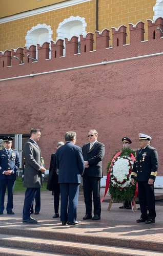 El canciller Marcelo Ebrard asegura que se cumplieron todas las expectativas de su viaje a Rusia. En la imagen, durante su visita al monumento al Soldado Desconocido en Moscú.