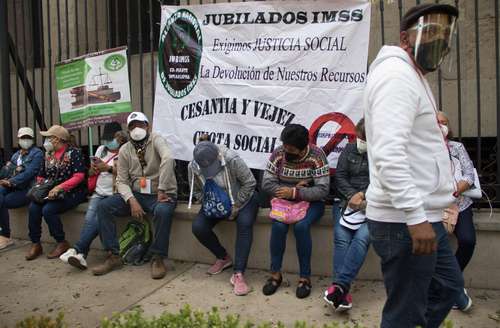 Jubilados y pensionados del IMSS de varios estados de la República se manifestaron frente a la Secretaría de Gobernación.