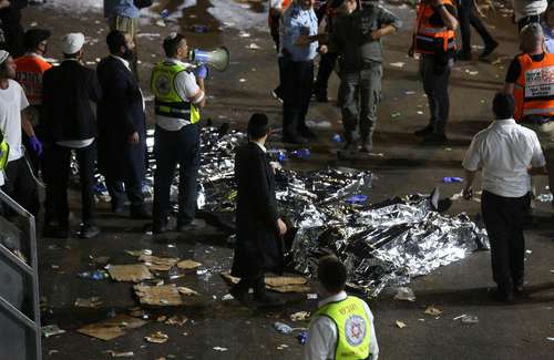 Decenas de cuerpos de fieles que asistían a la festividad judía de Lag Baomer fueron colocados sobre el asfalto en la ciudad de Meron.