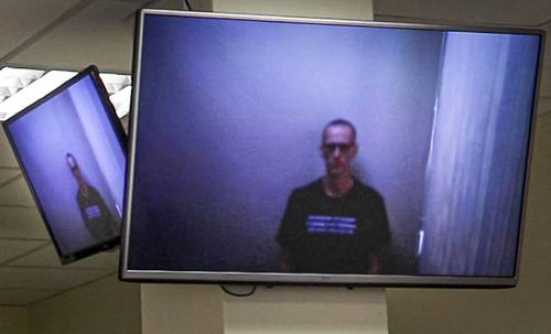 En imagen proporcionada por el tribunal de distrito de Babuskinsky, en Moscú, el opositor ruso Aleksei Navalny en un enlace de video desde la prisión. Es su primera aparición desde su traslado a una colonia penal el mes pasado.