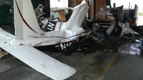 Una avioneta se estrelló ayer por la mañana en el patio de la empresa transportista Mon-Ro, en el municipio de Ciénega de Flores, Nuevo León, y al caer impactó dos tráilers. Murieron las seis personas que iban en la aeronave y resultó lesionado un sujeto que se encontraba dormido en uno de los tractocamiones.