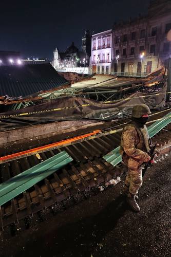 Un elemento de la Marina resguarda la zona del Templo Mayor dañada por la fuerte granizada que azotó la capital del país el miércoles pasado.