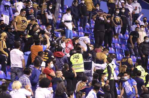 El duelo entre Puebla y Pumas celebrado la semana pasada fue uno de los que se vio manchado por desmanes en las gradas.