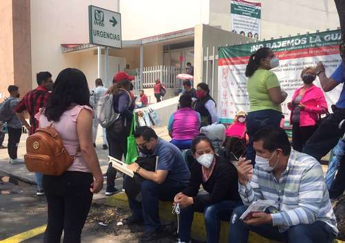 En hospitales de la CDMX aún se puede ver la aglomeración de personas en espera de obtener información sobre sus familiares.