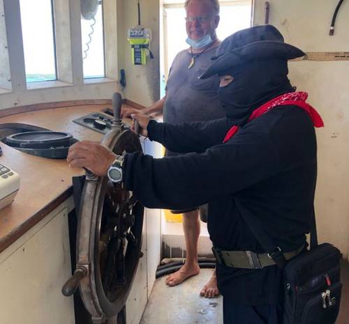 El subcomandante Moisés navega el barco La Montaña. Lo observa el capitán de la nave, Ludwig.