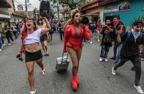 Miembros de la comunidad LGTB se sumaron ayer en Medellín a las manifestaciones contra un proyecto de reforma que prevé incrementar los impuestos.