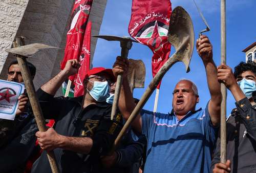 Palestinos participaron ayer en las manifestaciones por el Día Internacional de los Trabajadores en el campo de refugiados de Rafá, en el sur de la franja de Gaza.