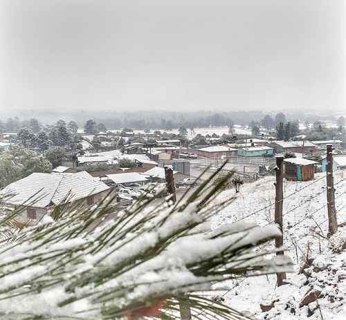 Una nevada atípica se registró este 1º de mayo en el centro y sur del estado de Chihuahua, así como en la sierra Tarahumara, además de bajas temperaturas por la decimocuarta tormenta invernal y del frente frío número 54. En la localidad El Vergel, municipio de Balleza (en la imagen), el termómetro marcó hasta menos 3.4 grados Celsius.