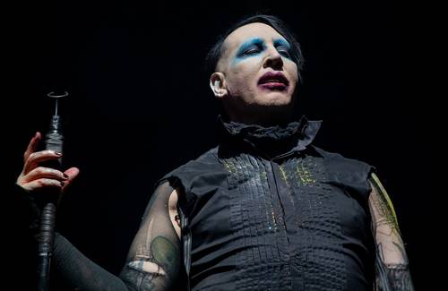 La actriz Esmé Bianco, quien aparece en la serie Juego de Tronos,acusó a Marilyn Manson el viernes, alegando abuso sexual, físico y emocional. En la demanda presentada en una corte federal en Los Ángeles, Bianco dijo que Manson violó la ley de trata de personas al traerla a California desde Inglaterra bajo las falsas pretensiones de papeles en videos musicales y películas que nunca se materializaron.