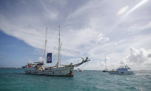 Una gran expectativa levantó la salida del barco con bandera alemana ayer en Isla Mujeres.