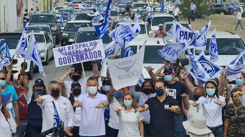 A bordo de los automóviles había simpatizantes y militantes del Partido Acción Nacional, candidatos de ese instituto político a diferentes puestos y ciudadanos en general.