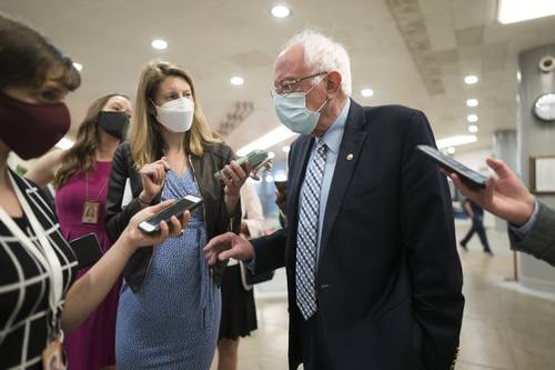 La llegada a la Casa Blanca de Joe Biden tiene detrás luchas de promotores de políticas de izquierda, como la del senador Bernie Sanders, presidente del Comité de Presupuesto del Senado. En la imagen, Sanders atiende preguntas de reporteros sobre los primeros 100 días del gobierno demócrata, el pasado 29 de abril.