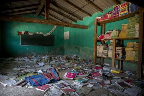 En la comunidad de Paraíso, municipio de Chilapa de Álvarez, Guerrero, vivían alrededor de 30 familias, que fueron desplazadas por el grupo criminal Los Ardillos. El pueblo quedó abandonado y en algunas paredes aún se pueden observar marcas de balas. Integrantes de la policía comunitaria vigilan las carreteras.