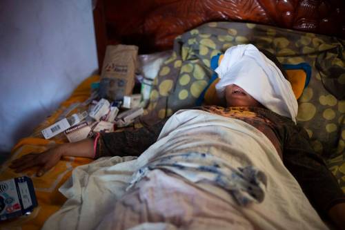 Micaela Morales, a quien una mujer le arrojó ácido a los ojos, se refugia en casa de su hermana Margarita, en el centro de Colipa, Veracruz, en una habitación rústica con poca luz y una cortina en lugar de puerta.