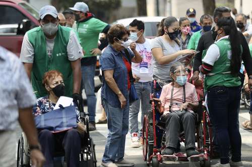 Al concluir la aplicación de la segunda dosis de la vacuna rusa Sputnik V a los adultos mayores de la alcaldía Gustavo A. Madero, 797 mil 207 personas de 60 años en adelante completaron su esquema de inmunización en 10 demarcaciones, informó el Gobierno de la Ciudad de México. Mañana empieza el proceso en Iztapalapa y Tlalpan, donde se prevé poner 212 mil 368 y 90 mil 858 segundas dosis, respectivamente, y en Cuajimalpa, Magdalena Contreras y Milpa Alta comienza la vacunación de las personas de 50 a 59 años de edad.