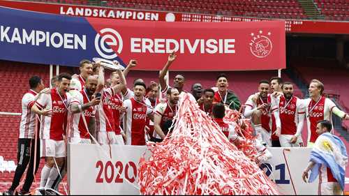 Ajax celebró el título de la liga Erediviese después de que el año pasado no hubo campeón al interrumpirse el torneo por la pandemia de coronavirus.