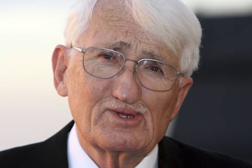 El filósofo Juergen Habermas rechazó un premio que otorga los Emiratos Árabes Unidos, a pesar de que había dicho que lo aceptaría. El también sociólogo alemán de 91 años, reconocido por su trabajo en filosofía política y del lenguaje, así como en ética y teoría del derecho, expresó a la publicación Spiegel Online: “Me declaré dispuesto a aceptar el Premio Literario Sheikh Zayed de este año. Esa decisión estuvo equivocada y por este medio la corrijo. No me di cuenta con suficiente claridad de la relación que existe entre la institución que otorga este reconocimiento en Abu Dabi con el sistema político que allí impera”.