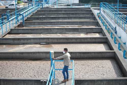 En la actual temporada de secas, las presas del Cutzamala están al mínimo necesario para abstecer al valle de México. En la imagen, instalaciones de una de las plantas.