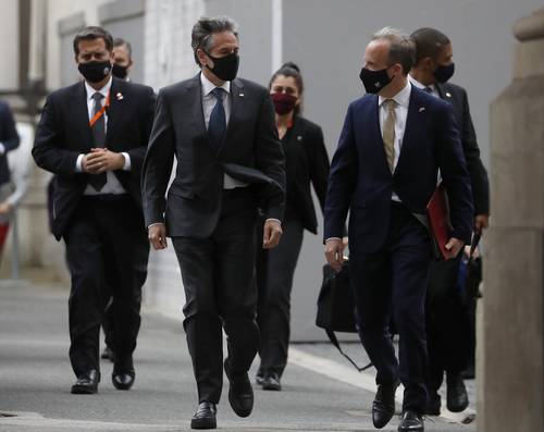 El secretario estadunidense de Estado, Antony Blinken (a la izquierda) y su anfitrión en Londres, el secretario del Exterior, Dominic Raab, se dirigen a una rueda de prensa en Downing Street, en la víspera de la reunión de cancilleres del G-7.