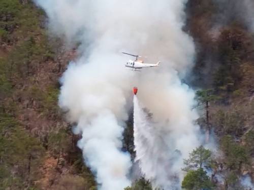 Fuertes rachas de viento provocaron que un helicóptero de Protección Civil girara y descendiera a un costado de una ladera en la sierra de Rayones, en Nuevo León, donde se combate un incendio desde el 7 de abril. No hubo heridos.