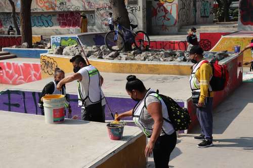 Remozamiento, pintura y limpieza son algunas de las actividades que realizan los sancionados con trabajo comunitario por incurrir en faltas administrativas. En la imagen, hombres y mujeres trabajan en el Jardín del Arte, en la alcaldía Cuauhtémoc.