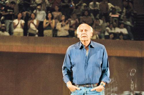 Eduardo Galeano durante una lectura de su obra en la sala Nezahualcóyotl, del Centro Cultural Universitario de la UNAM, el 2 de abril de 2009.