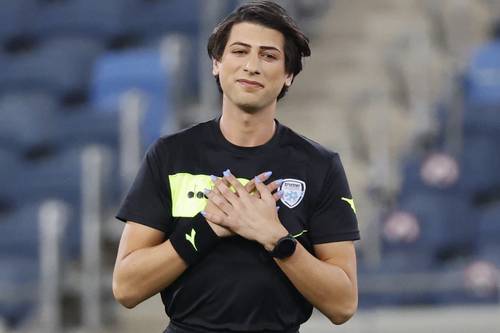 Sapir Berman se convirtió en la primera árbitra transexual en dirigir un partido del campeonato israelí de futbol. La silbante, cuyo nombre masculino anterior fue Sagui Berman, arbitra partidos del campeonato israelí desde 2011, y fue recibida en el estadio Ofer de Haifa con una ovación de los espectadores, aunque también se escuchó algún abucheo.