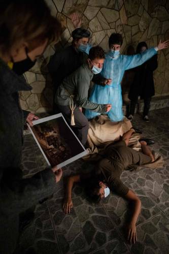 Alejandro Persichetti mira una copia de El tres de mayo, de Francisco Goya, mientras actores del colectivo Primer Ensayo lo representan.
