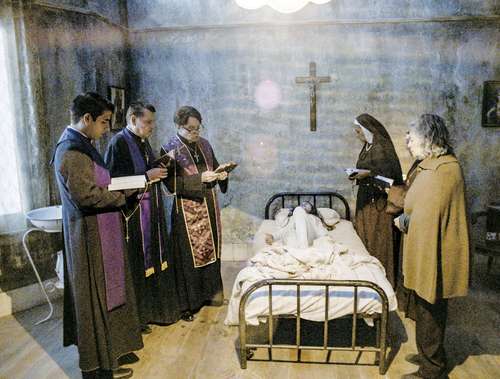  Fotograma de la película El exorcismo de Carmen Farías Foto 