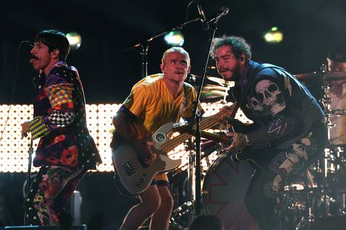 La banda de rock alternativo Red Hot Chili Peppers durante un concierto.