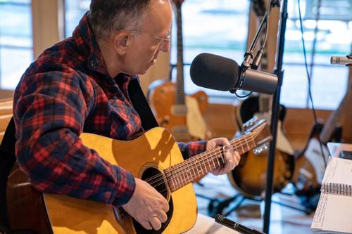 El cantante estadunidense Bruce Springsteen es el ganador del premio Woody Guthrie 2021 .