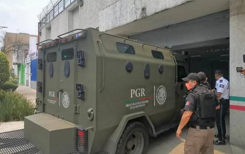 BLINDAJE PARA EL GÜERO PALMA. Vehículo en el que la madrugada del miércoles agentes de la FGR trasladaron al ex capo del cártel de Sinaloa, del Altiplano a instalaciones de la Seido.