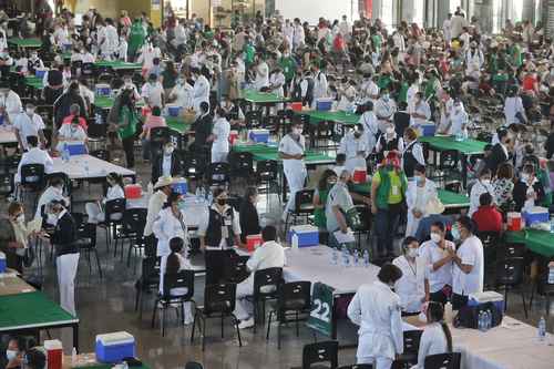 Jornada de vacunación contra el Covid-19 en el Centro de Exposiciones y Congresos de la UNAM. La mayoría de los recursos para la investigación fueron públicos, pero la propiedad final de la vacuna aún es de las empresas, denuncia investigador.