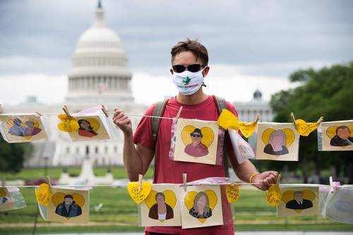 En una manifestación para exigir al presidente de Estados Unidos, Joe Biden, que se comprometa a crear un plan global de vacunación contra el Covid-19, que incluya compartir fórmulas para garantizar que todas las naciones tengan acceso a la inmunización, se rindió homenaje a los muertos por la pandemia, ayer en el National Mall, en Washington.