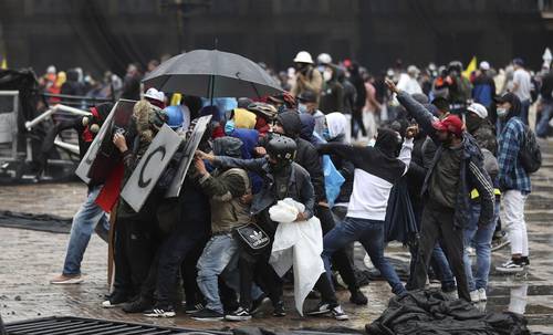 Inconformes enfrentan a la policía en Bogotá.