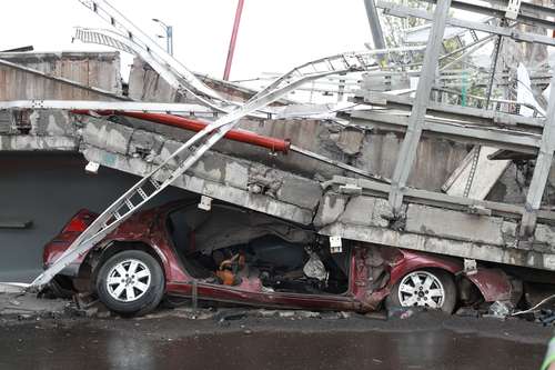 El STC Metro informó que ayer a las 16 horas empezaron los trabajos de remoción de escombros en la estación Olivos de la línea 12, donde un auto quedó atrapado tras el colapso de la trabe. Las labores, que incluyen el retiro de estructuras metálicas y de concreto, fueron supervisadas por la Gerencia de Obras y Mantenimiento del organismo. En el sitio continúan peritos de la Fiscalía General de Justicia de la Ciudad de México.