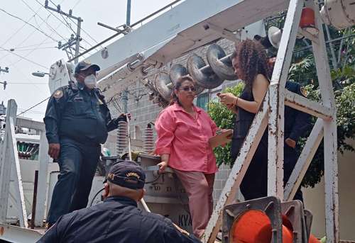 Colonos de Arboledas del Sur evitaron que trabajadores de la CFE cortarán la luz a una empresa de plásticos y los retuvieron como protesta ante altos cobros.