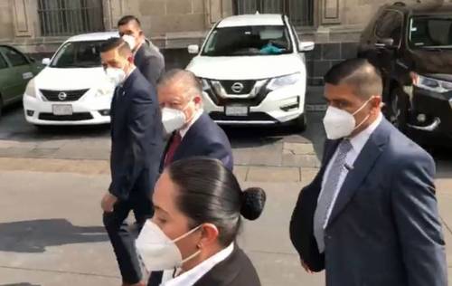 El presidente de la Corte, Arturo Zaldívar (al lado de la mujer), a su salida de Palacio Nacional, donde según fuentes judiciales se reunió con el consejero Julio Scherer Ibarra.