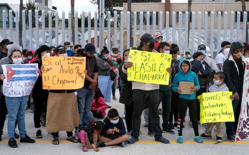 Migrantes en Tijuana piden al gobierno de EU les permita comenzar el proceso de búsqueda de asilo en ese país.