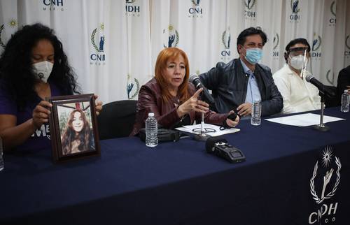 Rosario Piedra (centro) y Yesenia Zamudio (izquierda) durante la firma del convenio.