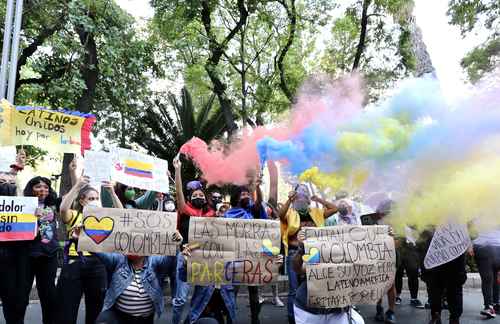 El colectivo feminista Las Brujas del Mar realizó una concentración “separatista y pacífica” con el lema “Las morras con las parceras” frente a la embajada de Colombia en México. Las jóvenes manifestaron su solidaridad con el pueblo colombiano y su rechazo al abuso policial que ha dejado decenas de muertos en ese país.