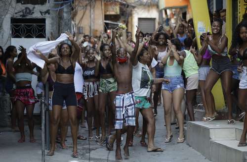 Residentes de la favela Jacarezinho, en Río de Janeiro, protestan por la violencia de un operativo antidrogas que dejó más de 20 muertos.