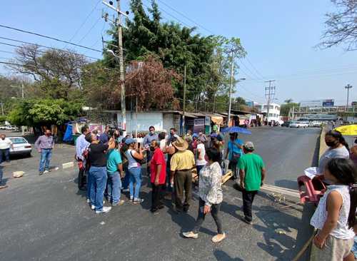 Habitantes de Cuernavaca, Morelos, protestan casi a diario por la escasez de agua. La Comisión Federal de Electricidad cortó el suministro de energía a seis pozos del Sistema de Agua Potable y Alcantarillado del municipio a causa de un adeudo histórico de más de 240 millones de pesos. En la imagen, vecinos de la colonia Los Patios de la Estación se manifestaron a finales de abril.