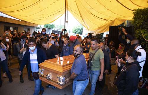 Exequias del señor Juan José Galindo, una de las 25 víctimas mortales del desplome de una trabe y dos vagones del Metro en la línea 12. Familiares y vecinos lo despidieron con un grupo de música norteña en el panteón de San Lorenzo.