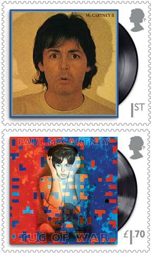 Imagen de dos de los 12 sellos que el servicio postal británico ha lanzado para homenajear al cantante y compositor Paul McCartney. Las estamplillas saldrán a la venta general el 28 de mayo a un precio de 16.20 libras por el juego completo.