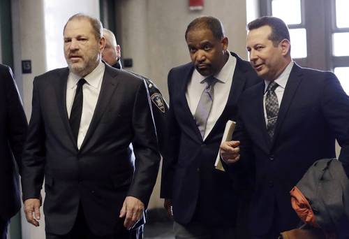 En 2019, Harvey Weinstein (a la izquierda) ingresa a la corte con los abogados Ron Sullivan, (al centro), y José Báez, en Nueva York.