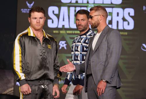 Billy Joe Saunders finge dar la mano a Canelo, pero después se dio la vuelta y le negó el saludo al tapatío en la conferencia antes de su combate este sábado en Dallas.