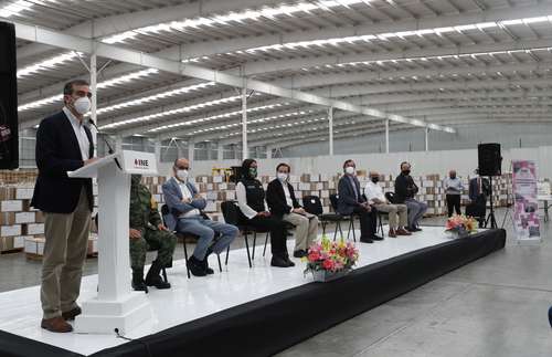 Lorenzo Córdova durante el acto de inicio de la distribución nacional de la documentación electoral para los comicios del 6 de junio. El acto se llevó a cabo ayer en instalaciones de la bodega de Tepotzotlán.