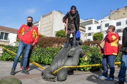 Integrantes del pueblo misak derribaron ayer en Bogotá la estatua del conquistador español Gonzalo Jiménez de Quesada.